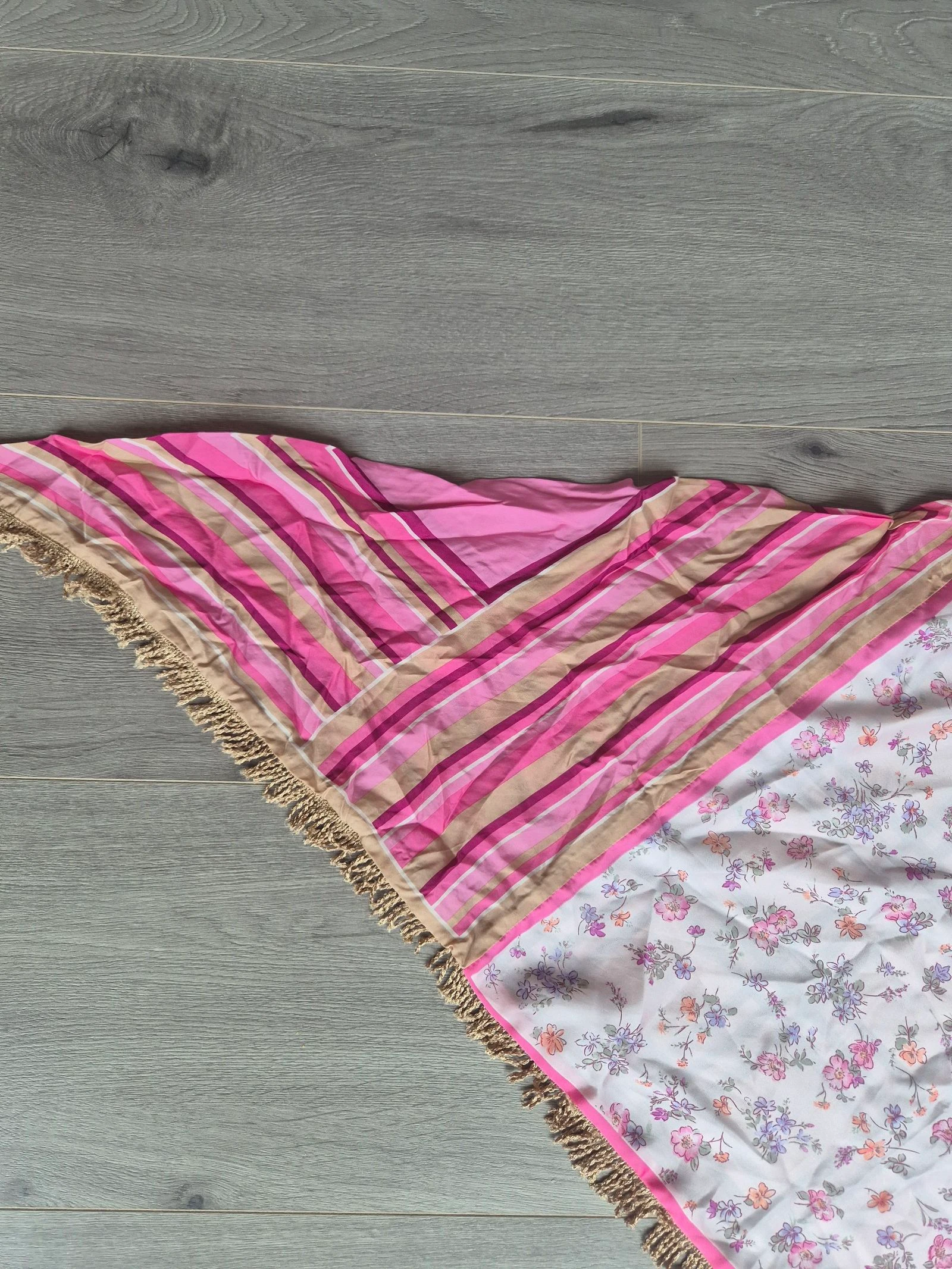 Grand foulard triangulaire avec imprimé losange et fleurs + franges – photo 5